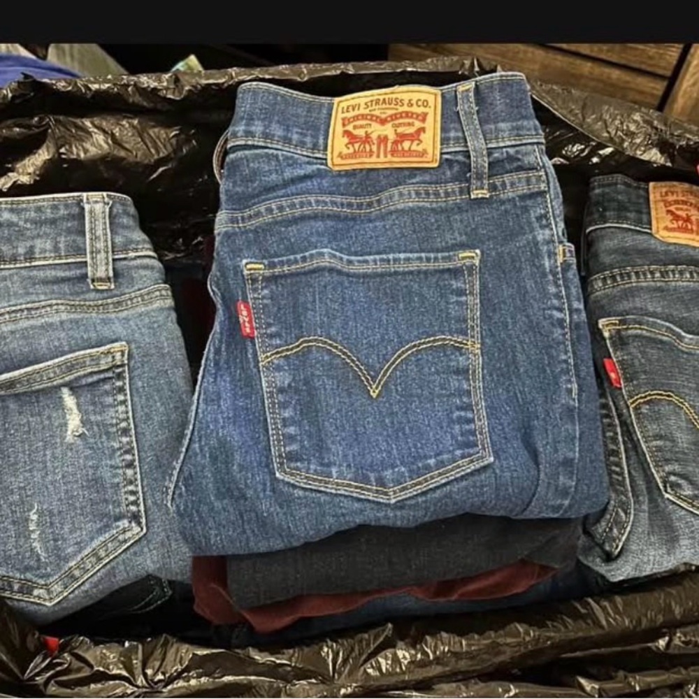 Jeans Well taken care of
Some are levis and they are 19 pairs of jeans
Size 0-3
